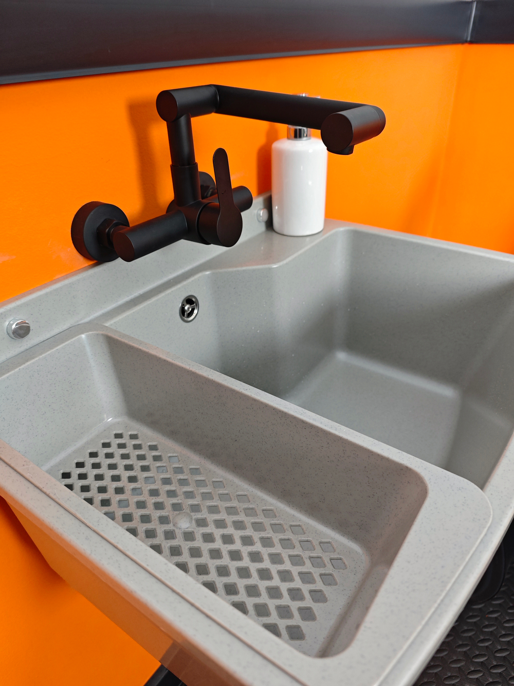 Пластиковая техническая раковина c коландером MAXIMUS GREY PLUS