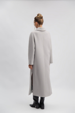 Пальто двубортное с боковыми разрезами и накладными карманами