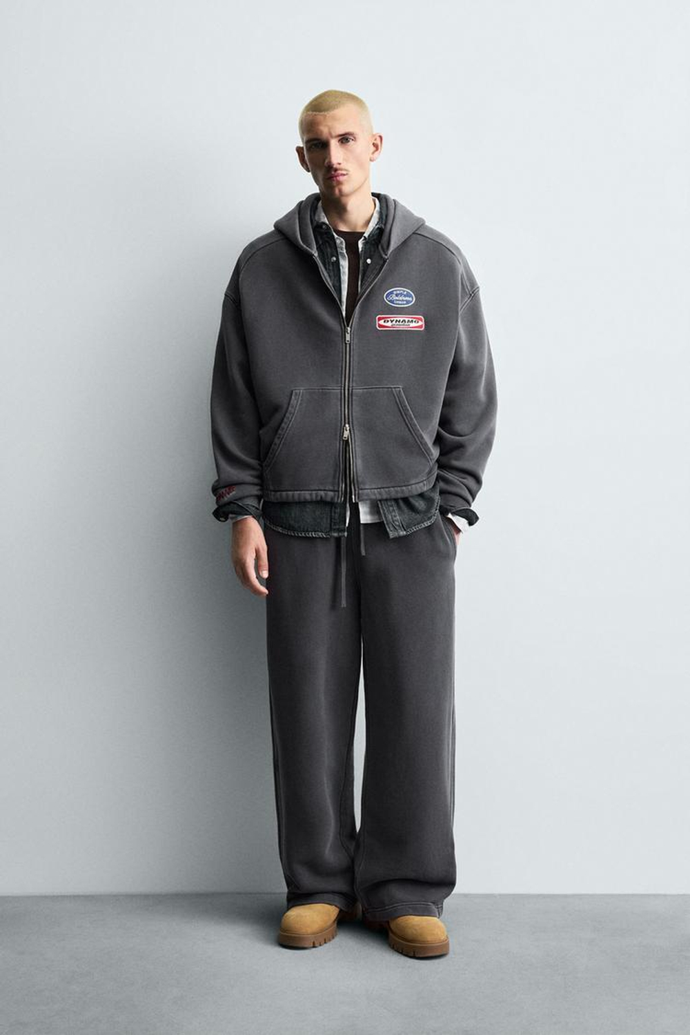 ZARA ХУДИ ИЗ ТКАНИ С ЭФФЕКТОМ ПОТЕРТОСТИ С НАШИВКАМИ, АНТРАЦИТОВО-СЕРЫЙ