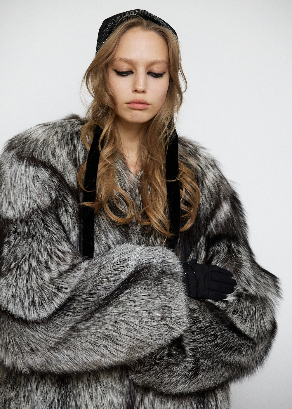 Бархатный чепчик с черным стеклярусом