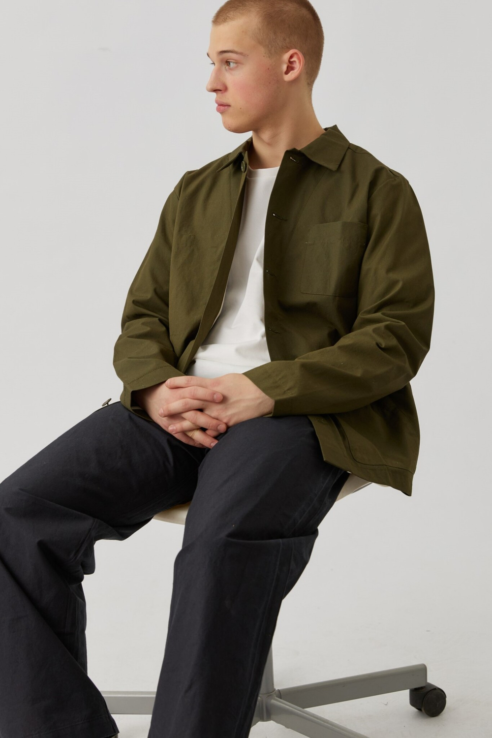 Верхняя мужская рубашка с карманами цвета хаки