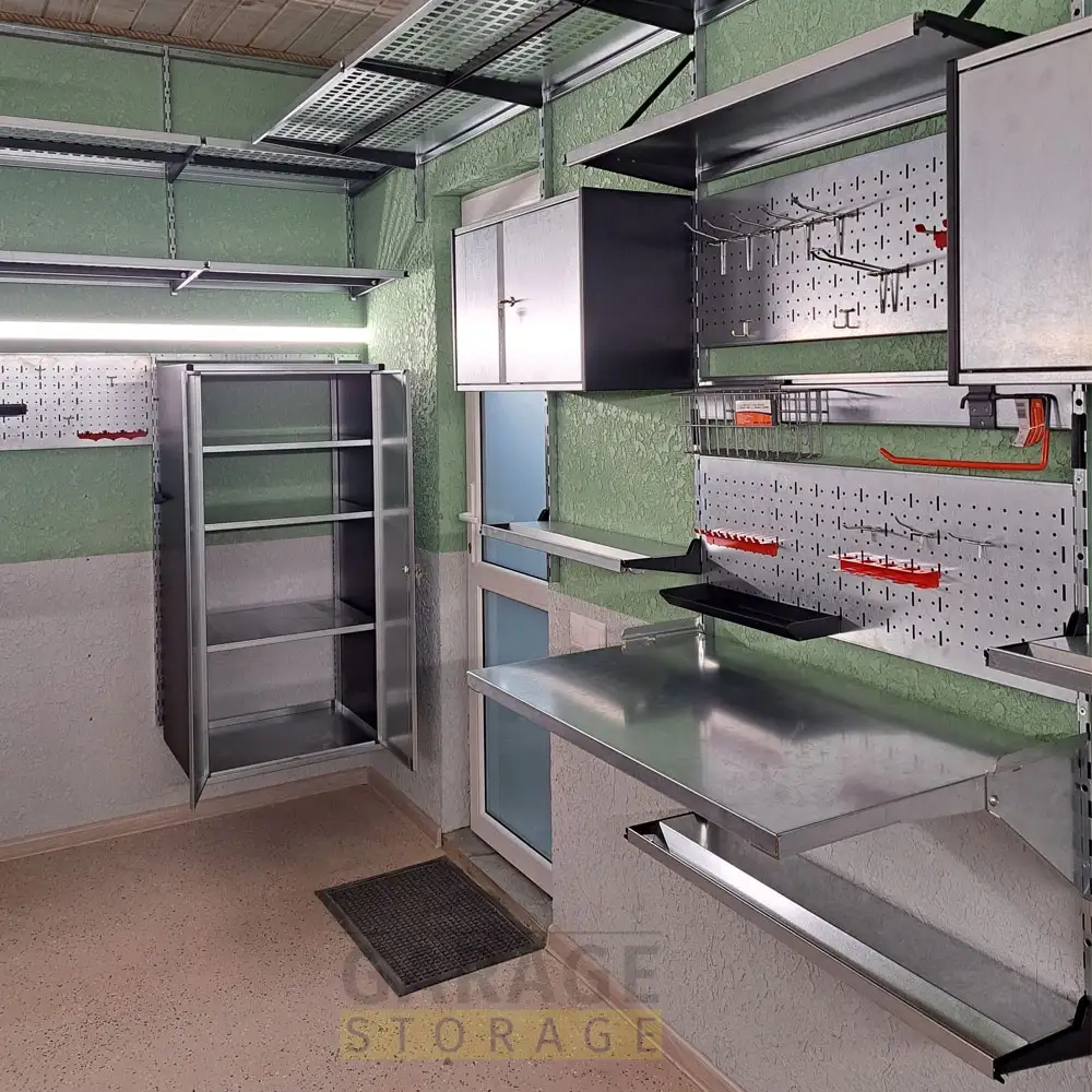 Пример комплексного обустройства гаража системой хранения IF: открытый навесной шкаф, складной верстак и перфопанели для инструментов.