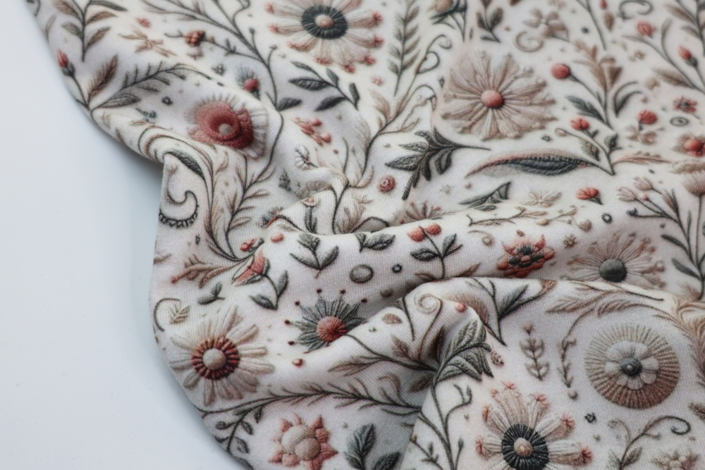 ВЫШИТЫЕ ЦВЕТЫ НА КРЕМОВОМ - Футер 2х-нитка с лайкрой, компакт пенье (ДЖ69 Маша) УЦЕНКА!