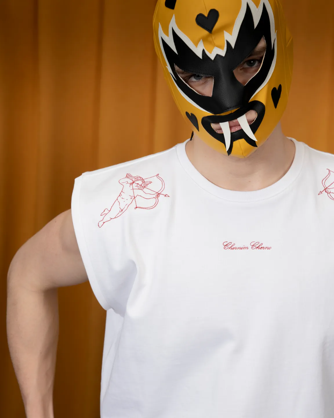 Белая футболка без рукавов 