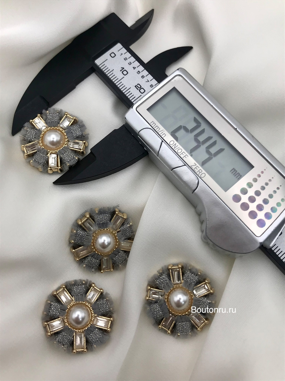 Пуговицы золотые со стразами и жемчугом в форме цветка с твидовой серой тесьмой