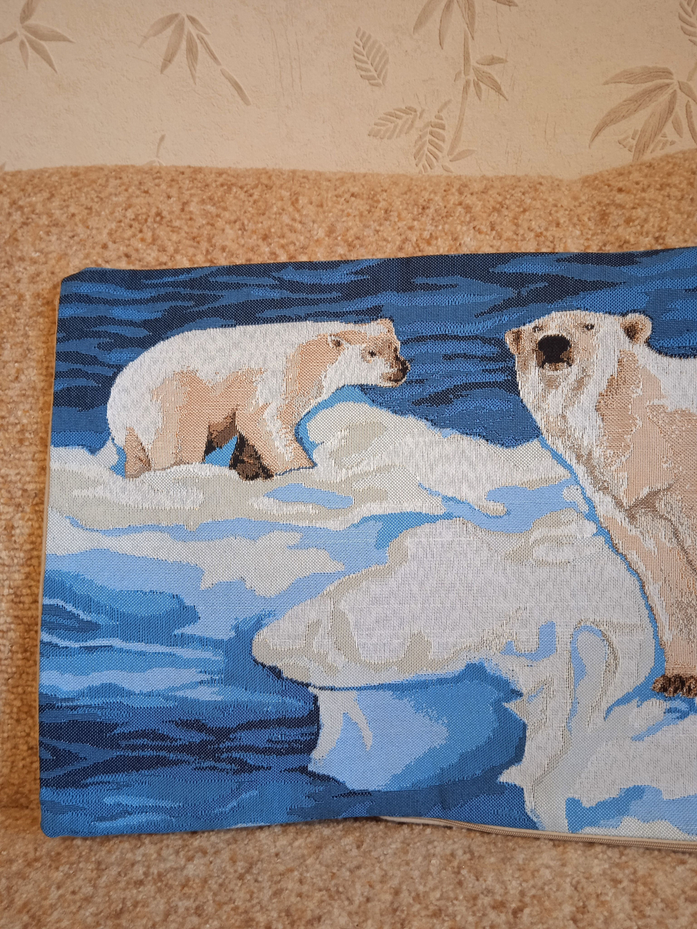 Декоративный гобеленовый чехол Медведица 34х87