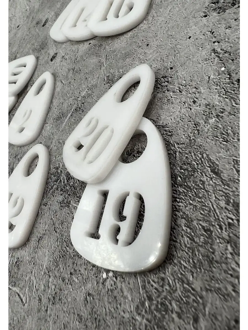 Номерки для гардероба прорезные пластик