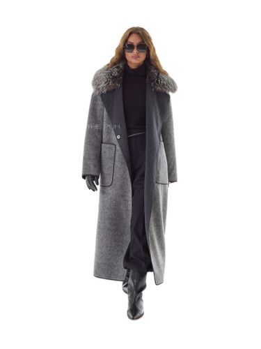 Серое пальто на поясе с меховым воротником