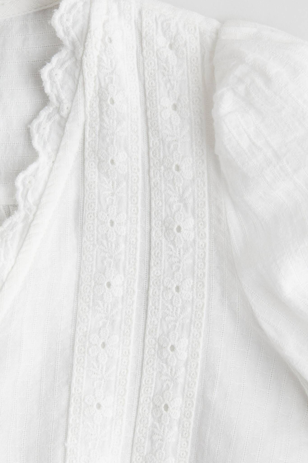 H&M Блузка с вышитыми деталями, белый