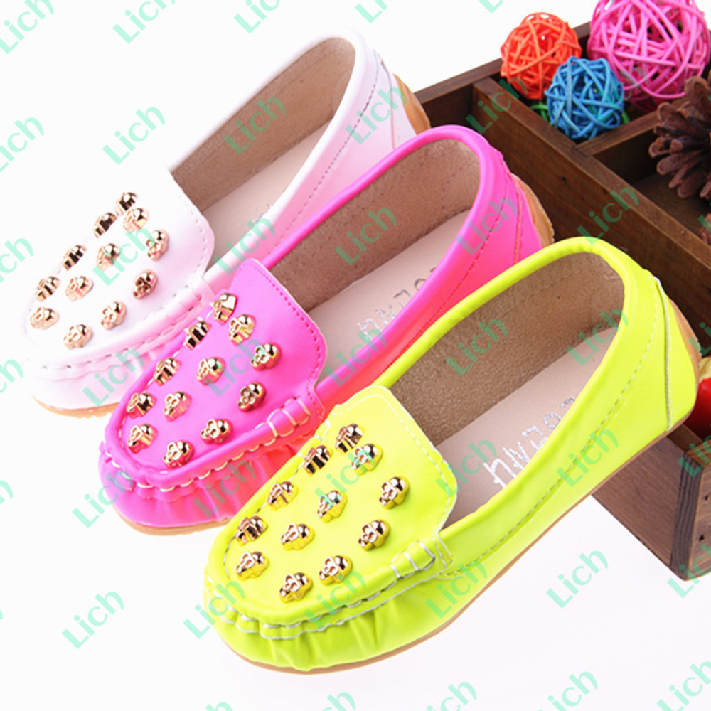 Мокасины однотонные с клепками в виде черепа