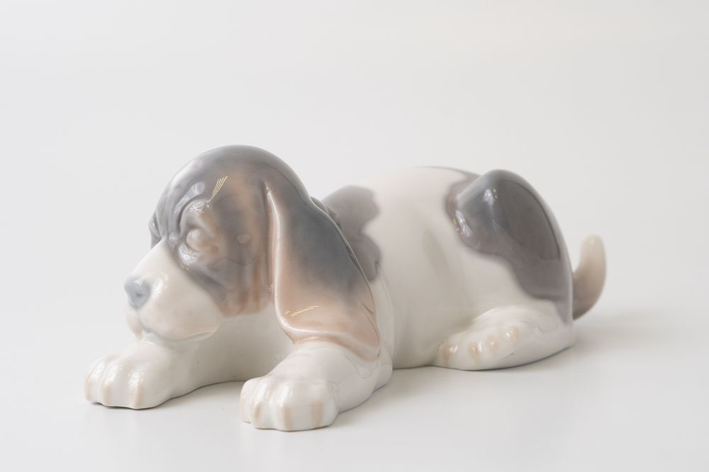 Фарфоровая статуэтка Lladro «Спящий щенок породы бигль» (Sleepy Puppy Beagle)