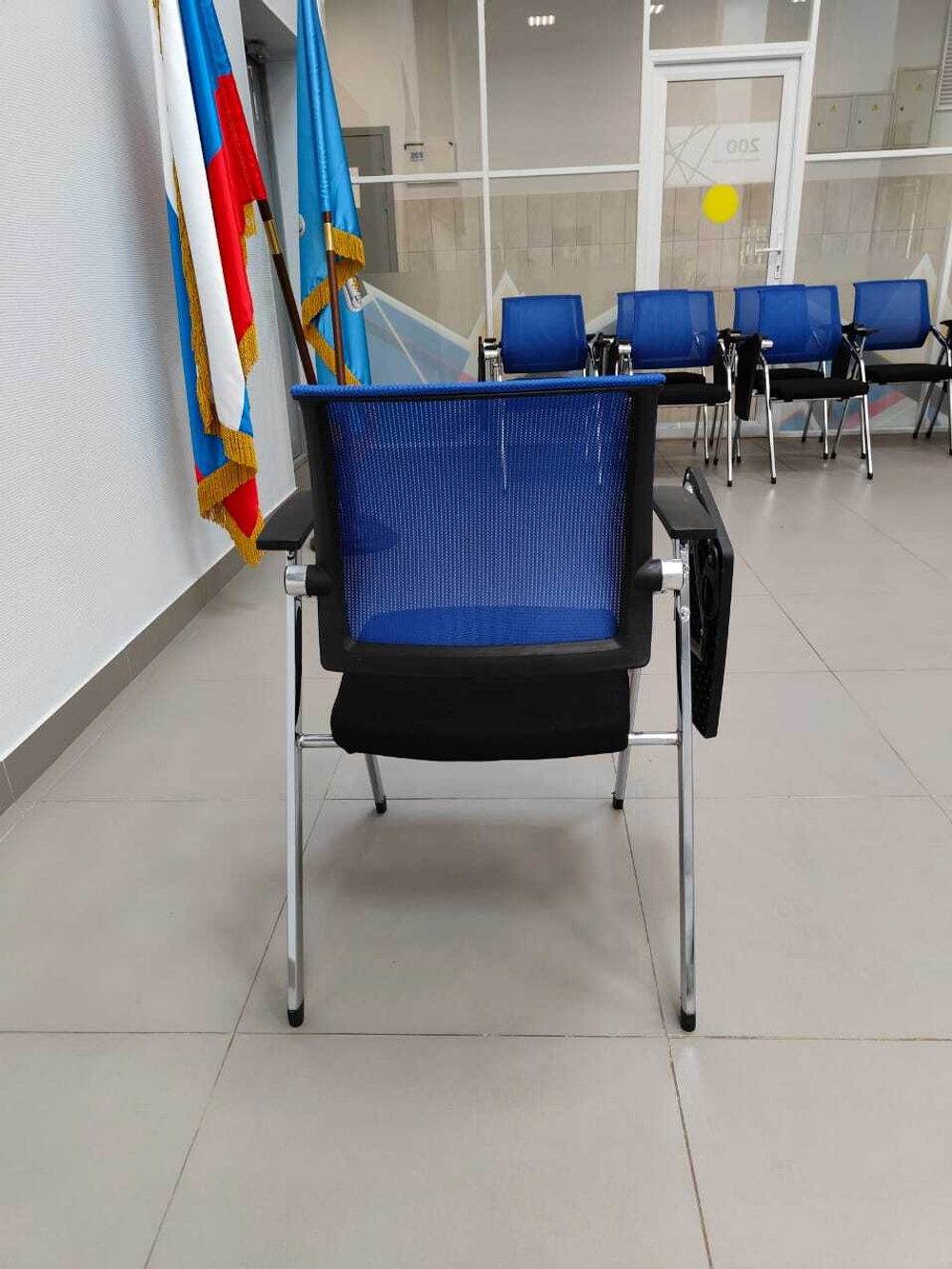 Стул для конференц зала с пюпитром