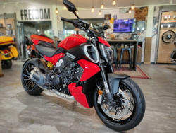 Ducati Diavel V4 (2025) RED