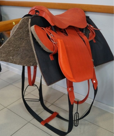 Седло кавалерийское с потником (в красном цвете)