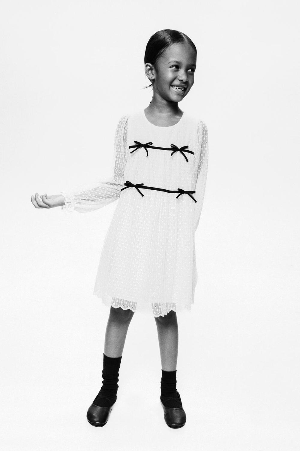 ZARA ПЛАТЬЕ С ВЫШИВКОЙ И БАНТАМИ, ЭКРЮ