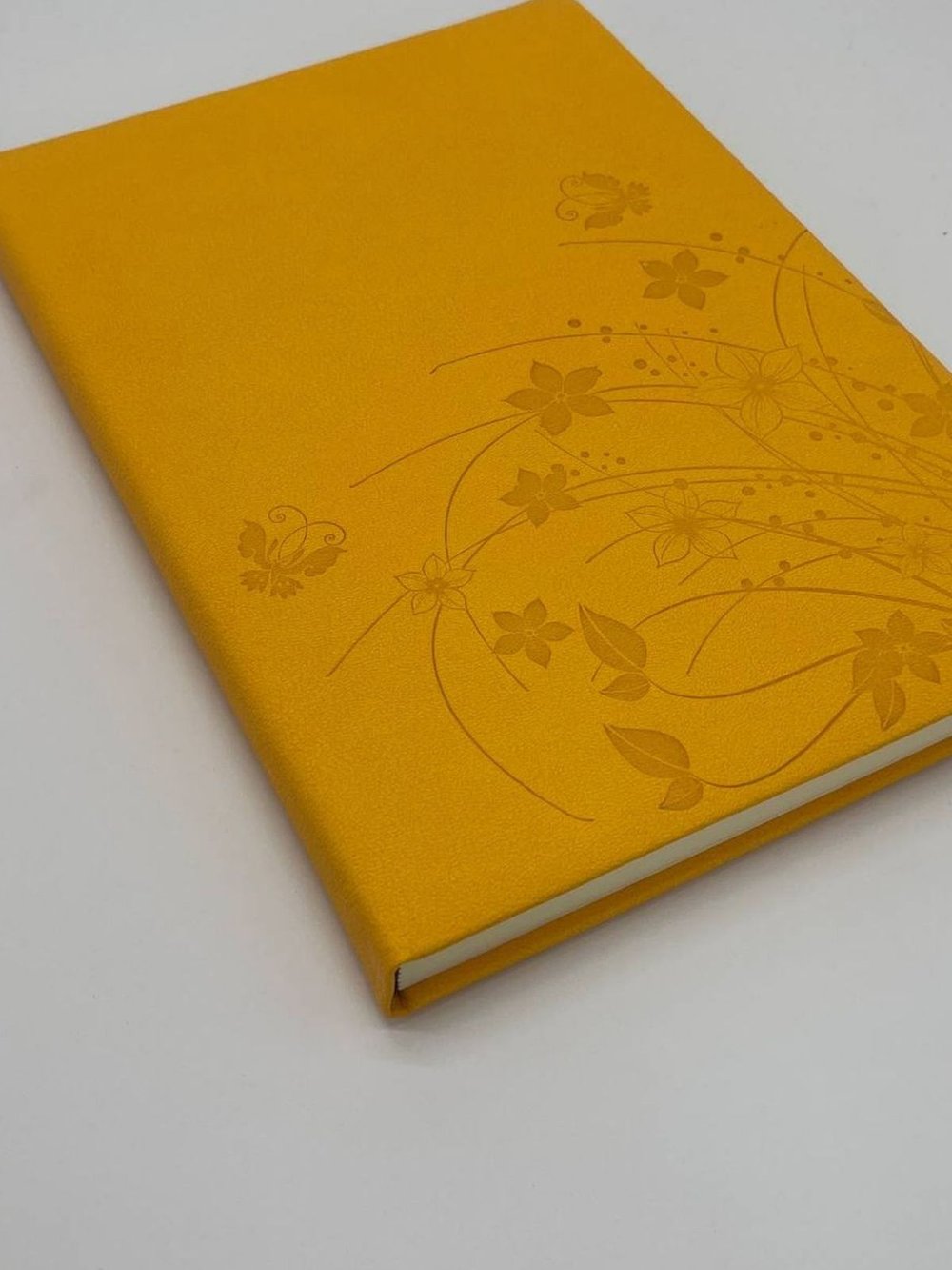 Блокнот 135 л. В5 25*17,5 см лин. желтые цветы  (7670-3)