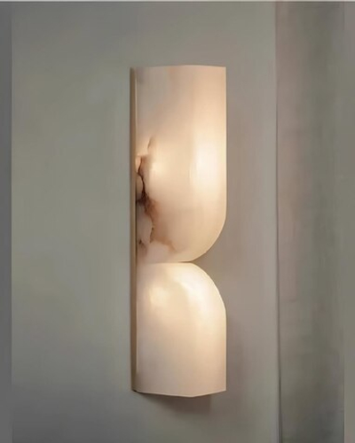 Этот светильник — вертикальный настенный бра с мягкими округлыми формами,
