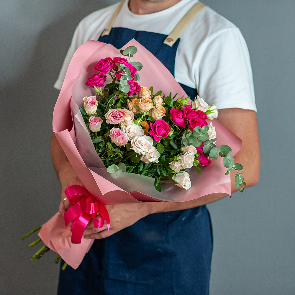 Розовый микс кустовой розы с эвкалиптом