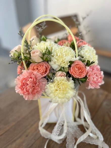 Сумочка с диантусами и кустовой розой