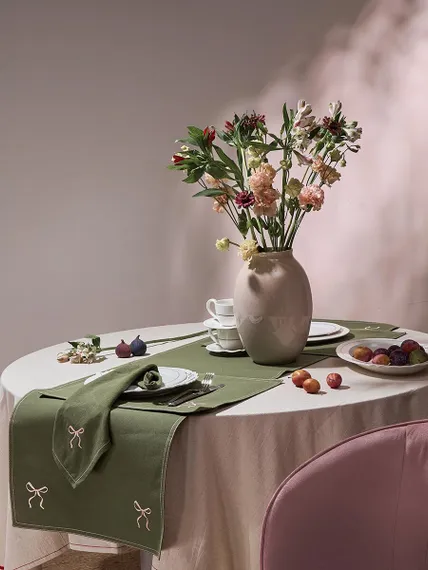 Дорожка на стол fancy bows оливкового цвета из коллекции essential, 45x150 см