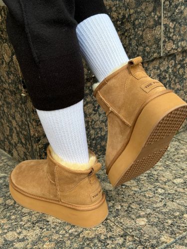 Низкие бежевые угги на толстой подошве