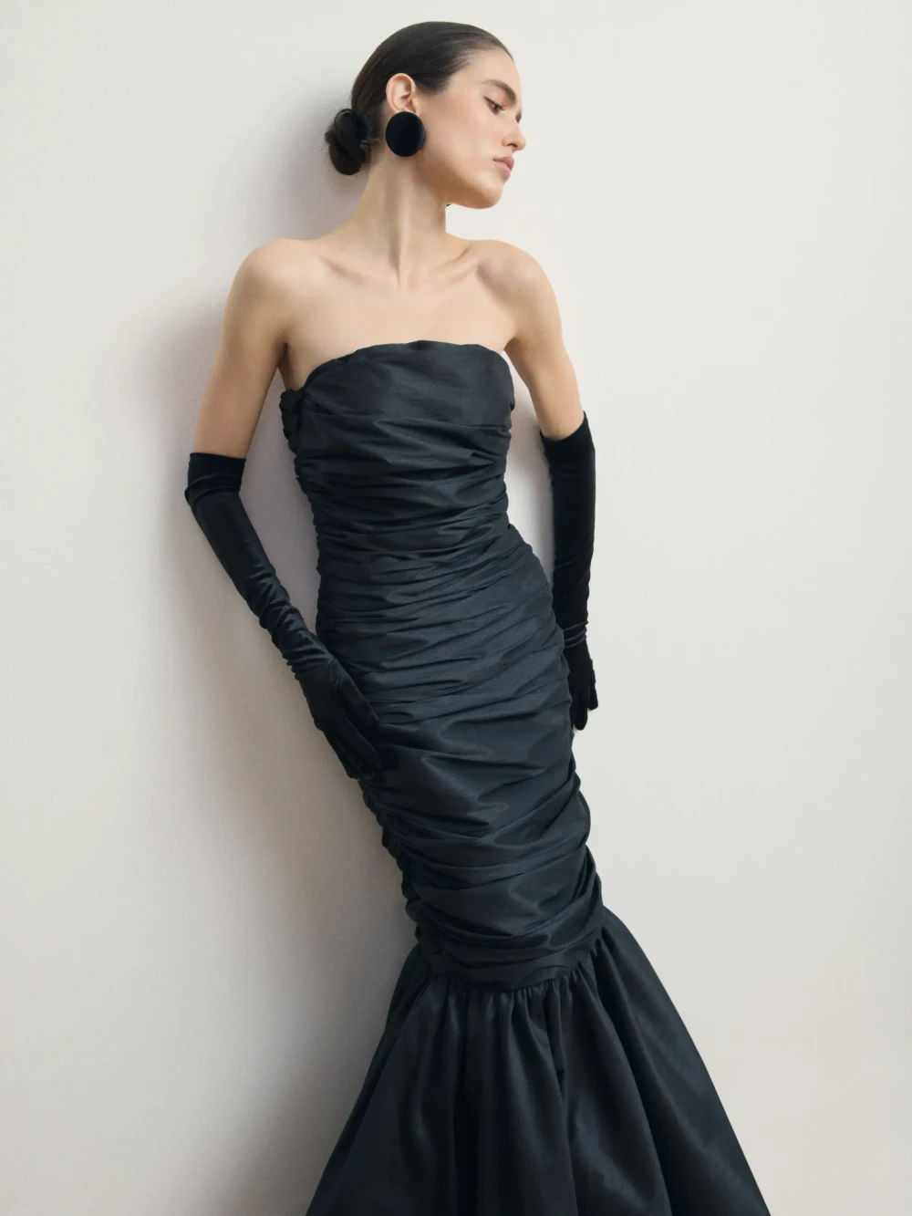 Черное платье-макси из тафты с драпировкой 