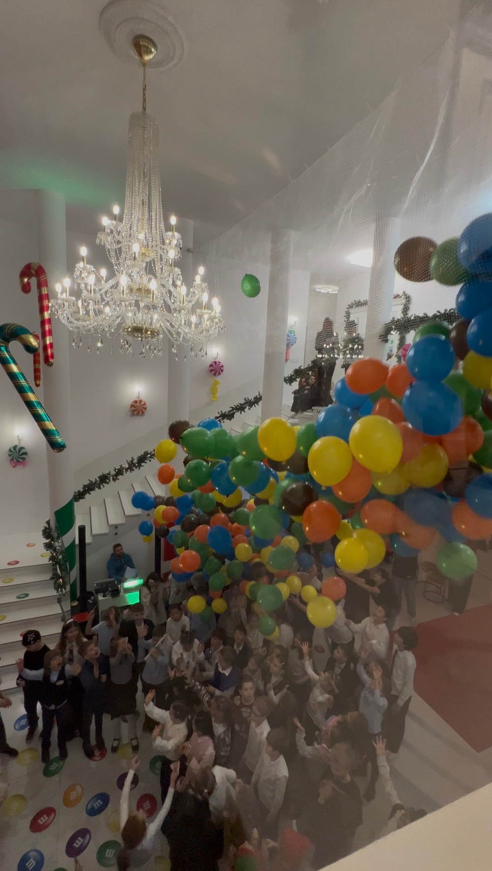 Сброс 500 воздушных шаров из сетки