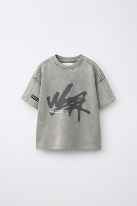 ZARA ФУТБОЛКА С ЭФФЕКТОМ ПОТЕРТОСТИ И ГРАФФИТИ, СЕРЫЙ