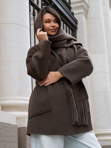 Укороченное пальто с шарфом в коричневом цвете
