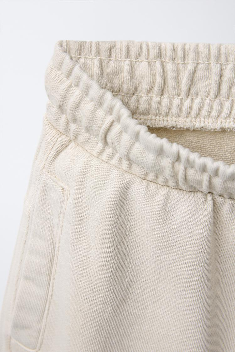 ZARA ШОРТЫ-БЕРМУДЫ КАРГО С ПРИНТОМ И НАШИВКОЙ, ПЕСОЧНЫЙ