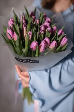 Элегантный букет из сиреневых тюльпанов от Флора Маркет