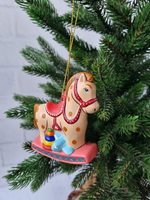 Лошадка с игрушками ёлочная игрушка из фарфора