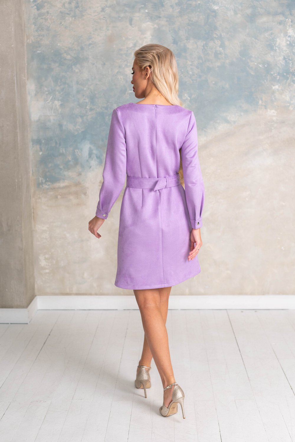 Платье-футляр в лавандовом цвете из замши