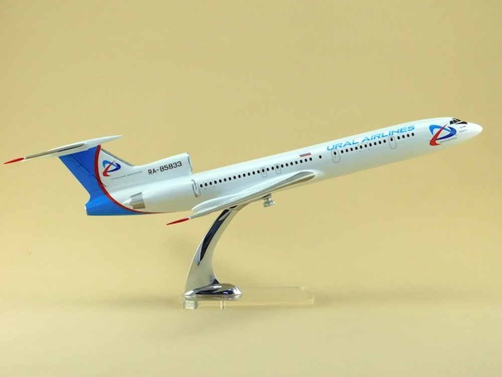 Модель самолета Ту-154М (М1:100, Ural Airlines)