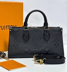 Сумка-тоут LOUIS VUITTON On The Go East West со съемным ремнем-цепочкой с плетёной отделкой из кожи