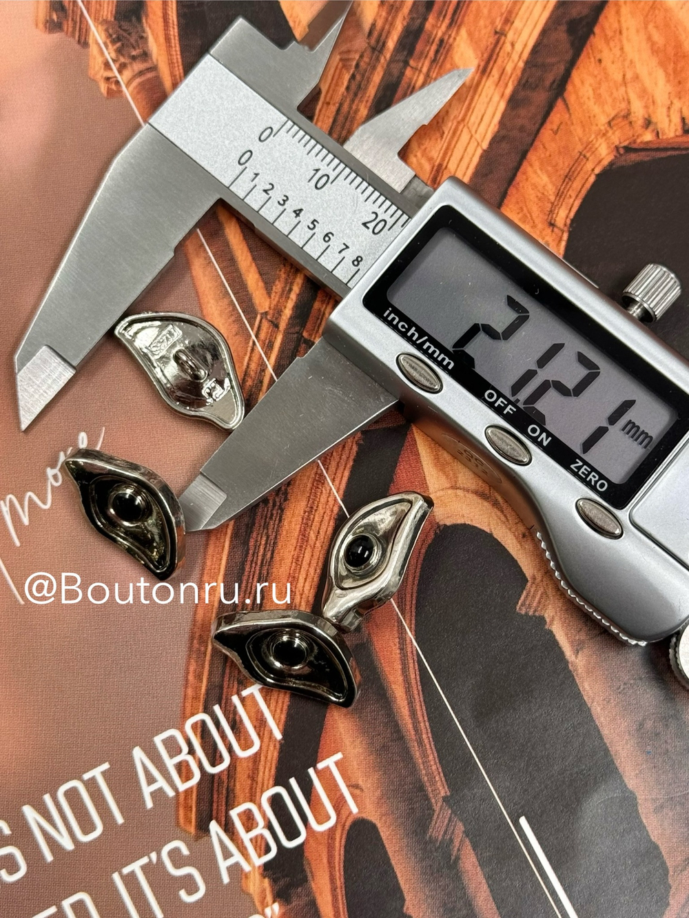 Пуговицы серебристые в форме глаза Скиапар.