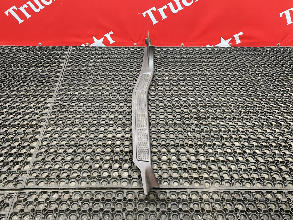 Накладка порога внутреняя левая