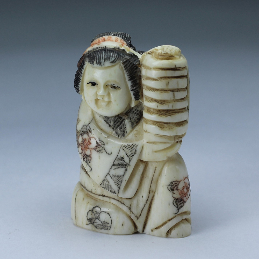 Нэцкэ Девушка с фонарем