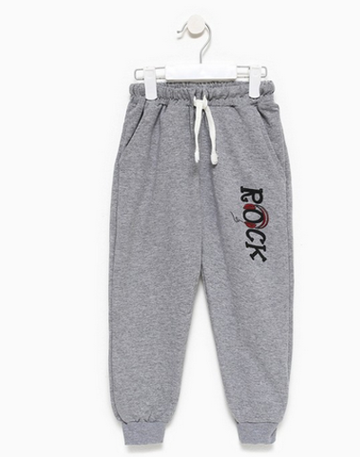 Брюки для мальчиков с принтом, серый меланж, р.128-134см 9629433 (Вега Групп)