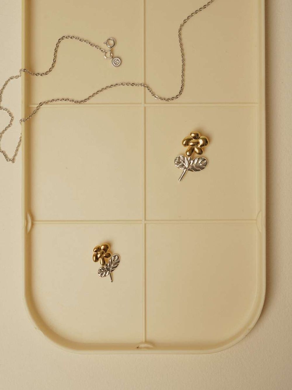 Подвеска Цветочек на шнурке