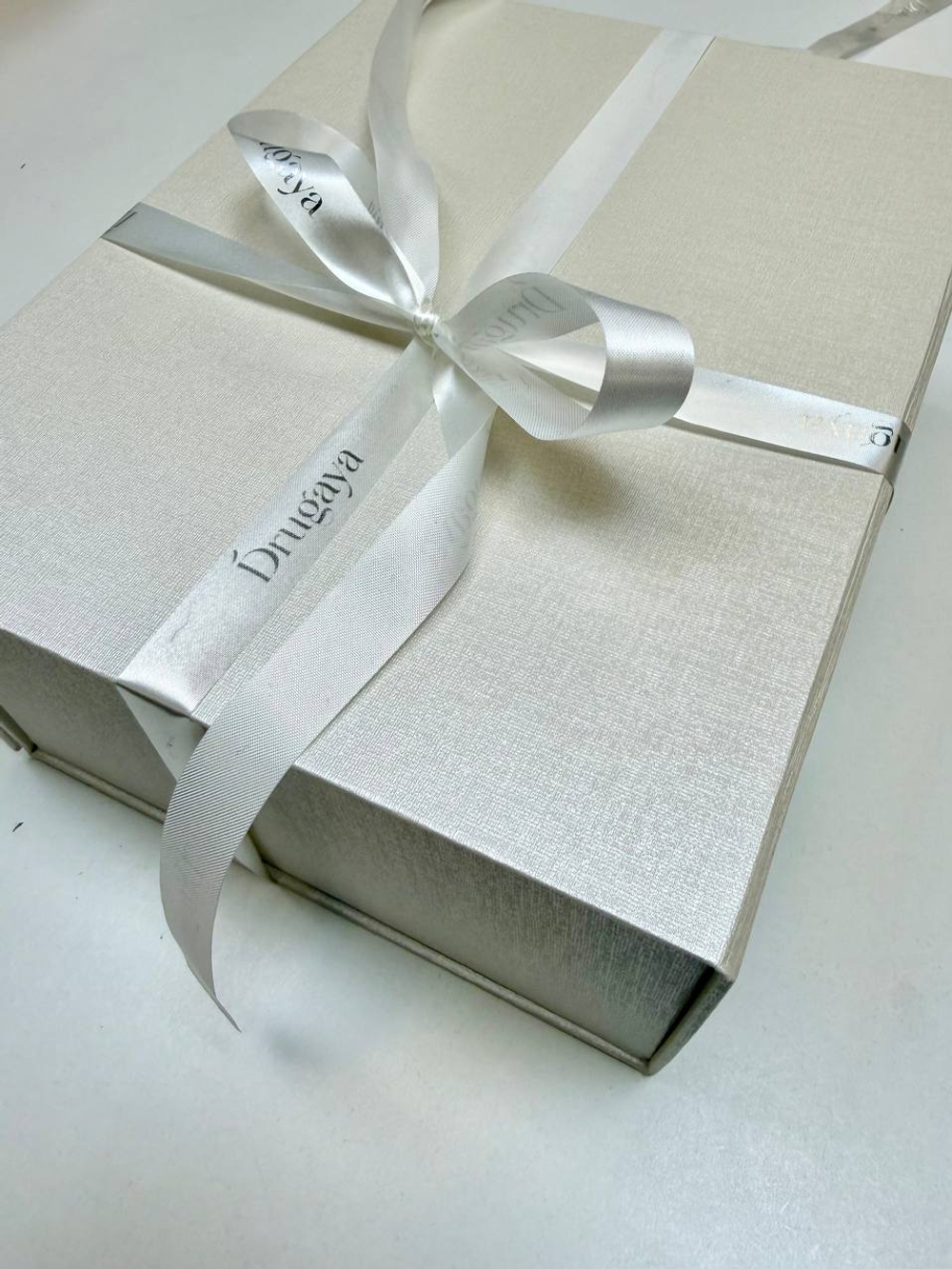 Коробка подарочная белая