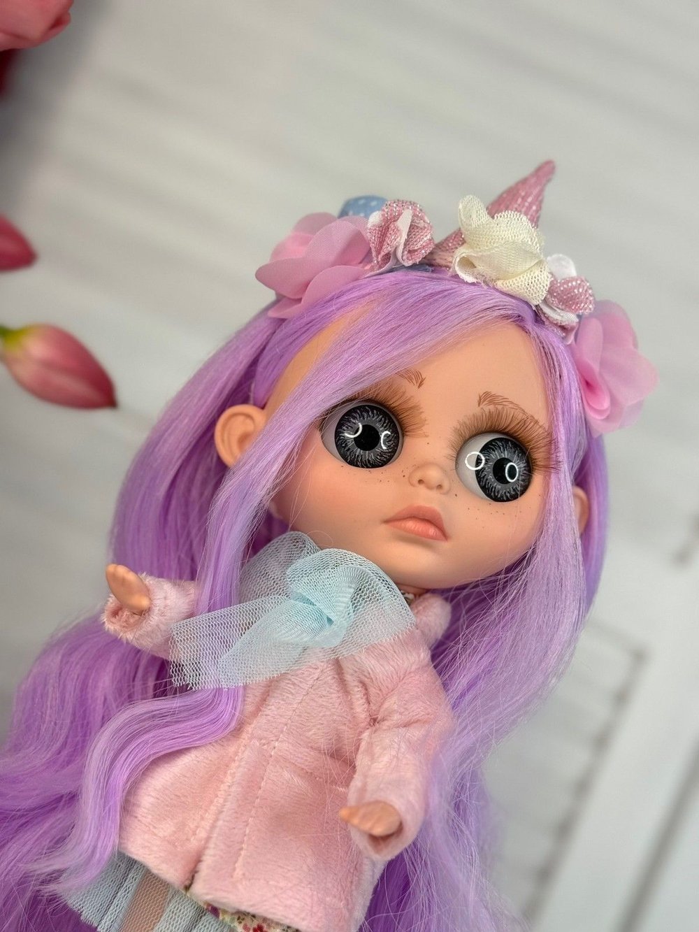 Кукла BERJUAN виниловая 32см BIGGERS Avril Smith (24012)