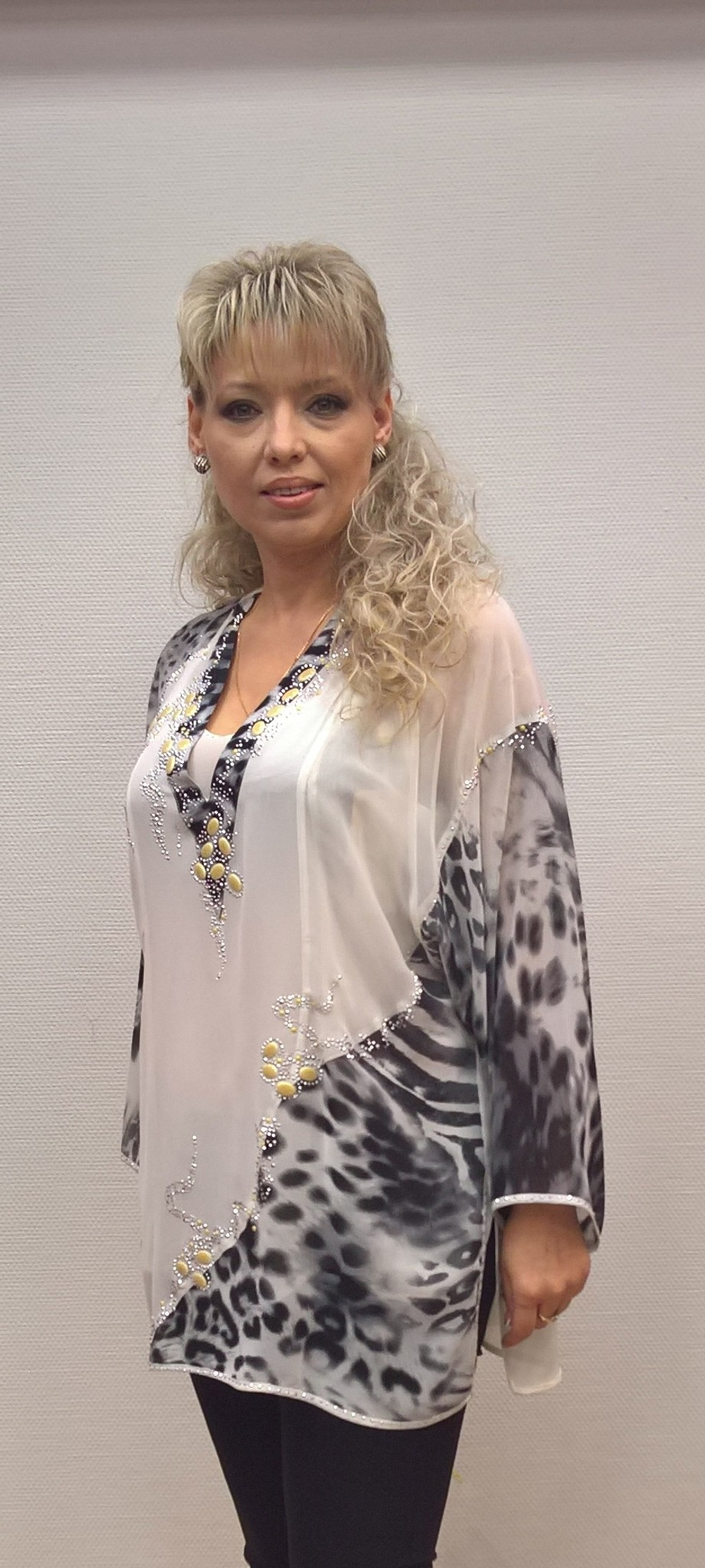 Длинная комбинированная бело-черная туника-двойка с шифоновой накидкой