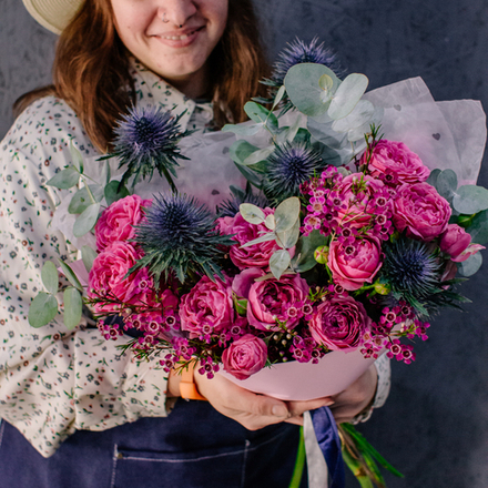 67. Яркий дизайнерский букет с розами и эрингиумом
