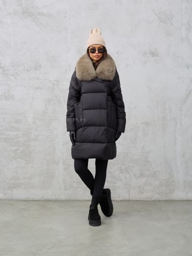 Удлиненный черный пуховик с меховым воротником