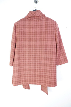 Костюм с юбкой интересный 48 размер