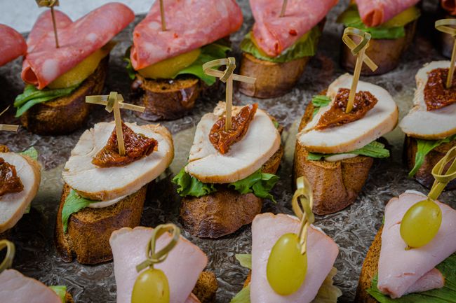 Сет брускетт с чоризо, курицей и карбонатом, 21 шт.