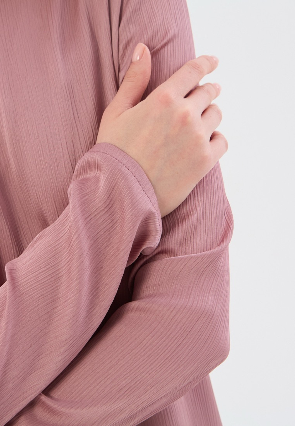 Платье жатка с открытой спиной розовое