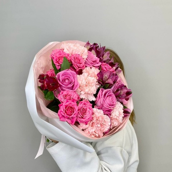 «Вишневая косточка» букет из диантусов, альстромерии и розы