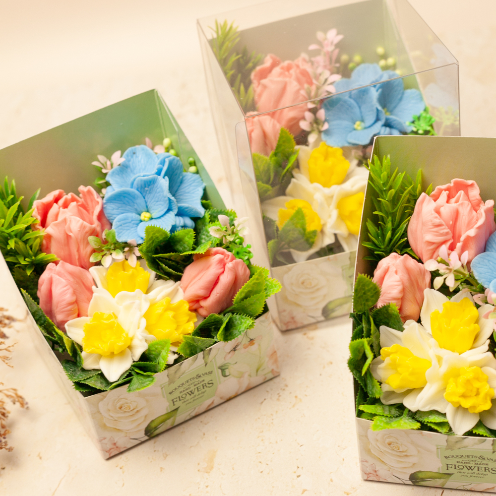 Букет нарциссы с тюльпанами в коробке